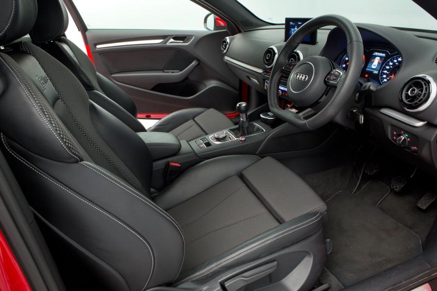 Интерьер Audi A3 1.4T S-Line (8V) 2012 года  (UK) (фото 8 из 12)